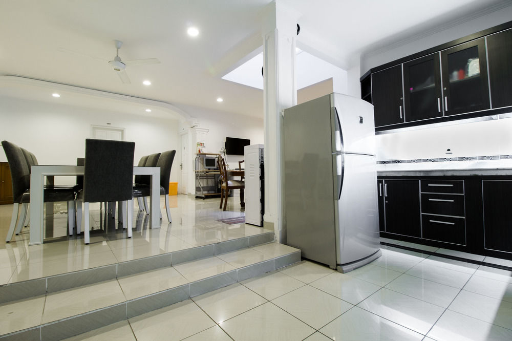 Reddoorz Plus @ Tendean จาการ์ตา ภายนอก รูปภาพ