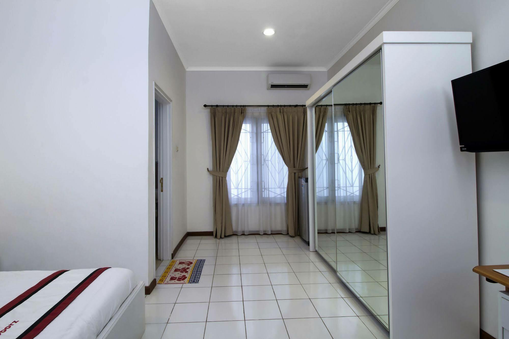 Reddoorz Plus @ Tendean จาการ์ตา ภายนอก รูปภาพ